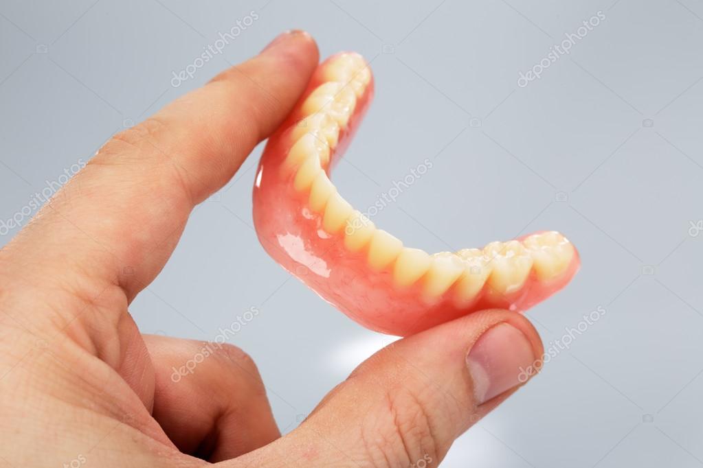 Protesi mobile in resina rosa con denti artificiali
